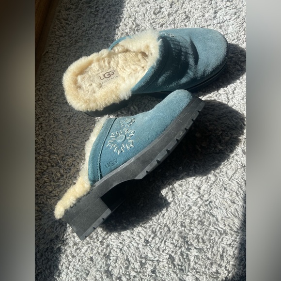 UGG Teal Clog - Picture 3 of 4